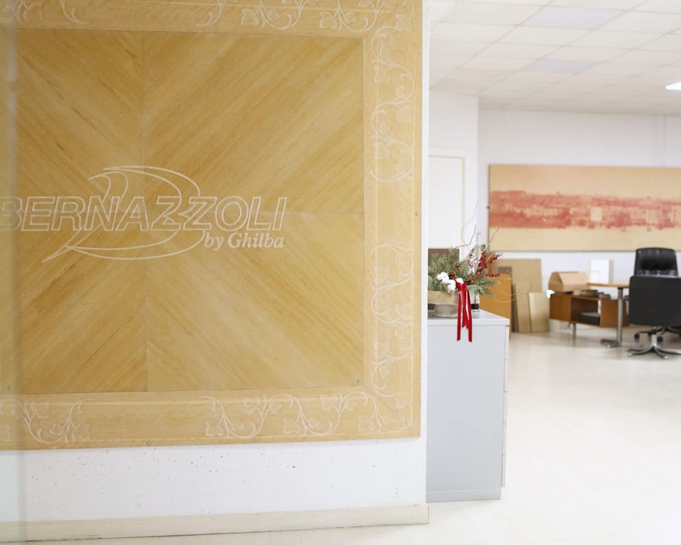 Pannello intarsiato col marchio Bernazzoli nello showroom