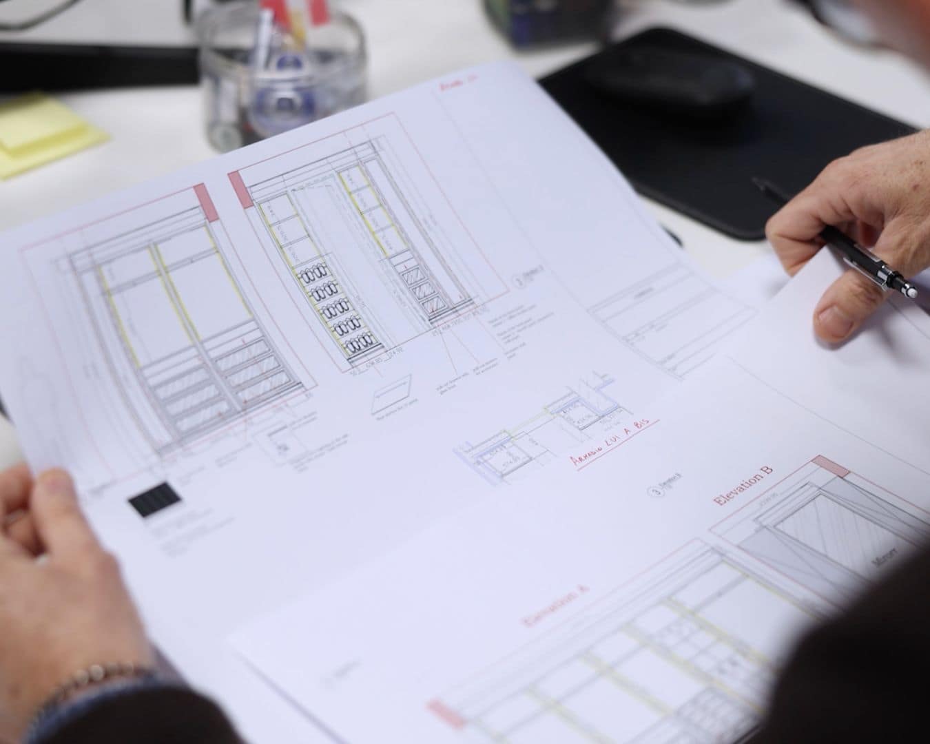 Disegni tecnici di un armadio in fase di revisione