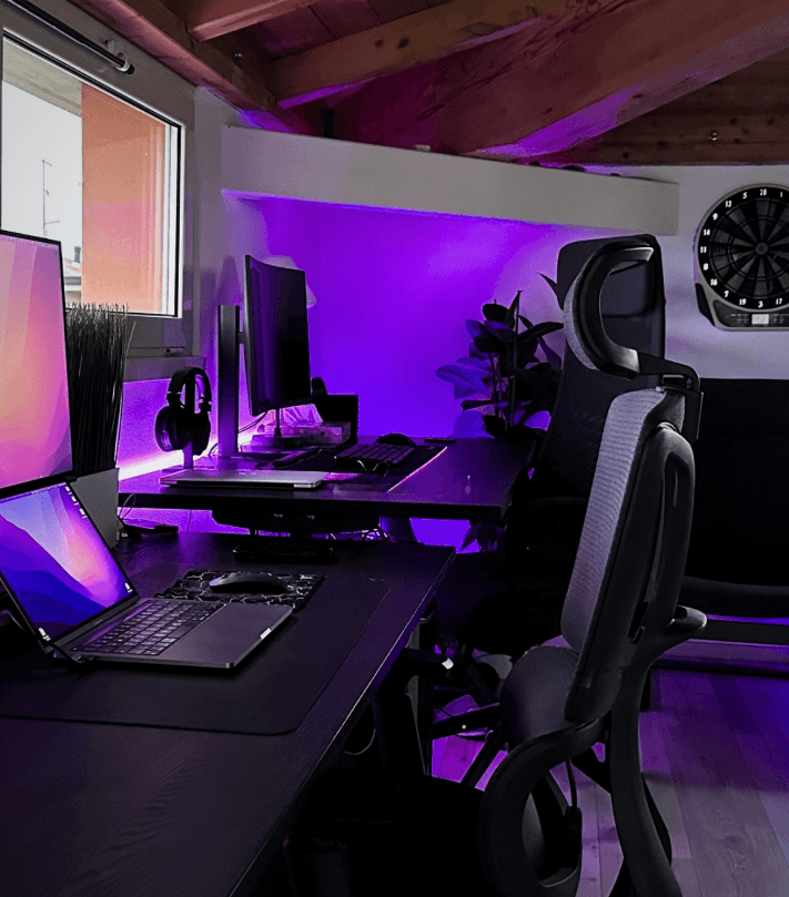 La postazione di lavoro dello studio, illuminata di viola